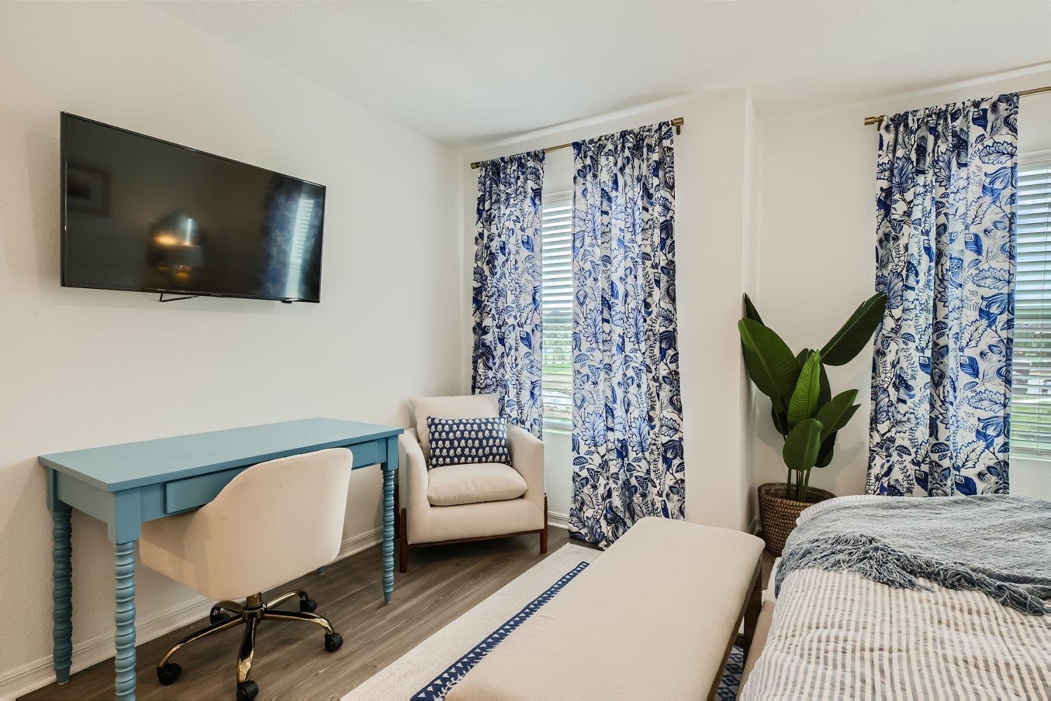 67 Pamplona Drive St. Augustine, FL 32086 - Photo 54 of 66 a living room with furniture and a flat screen tv