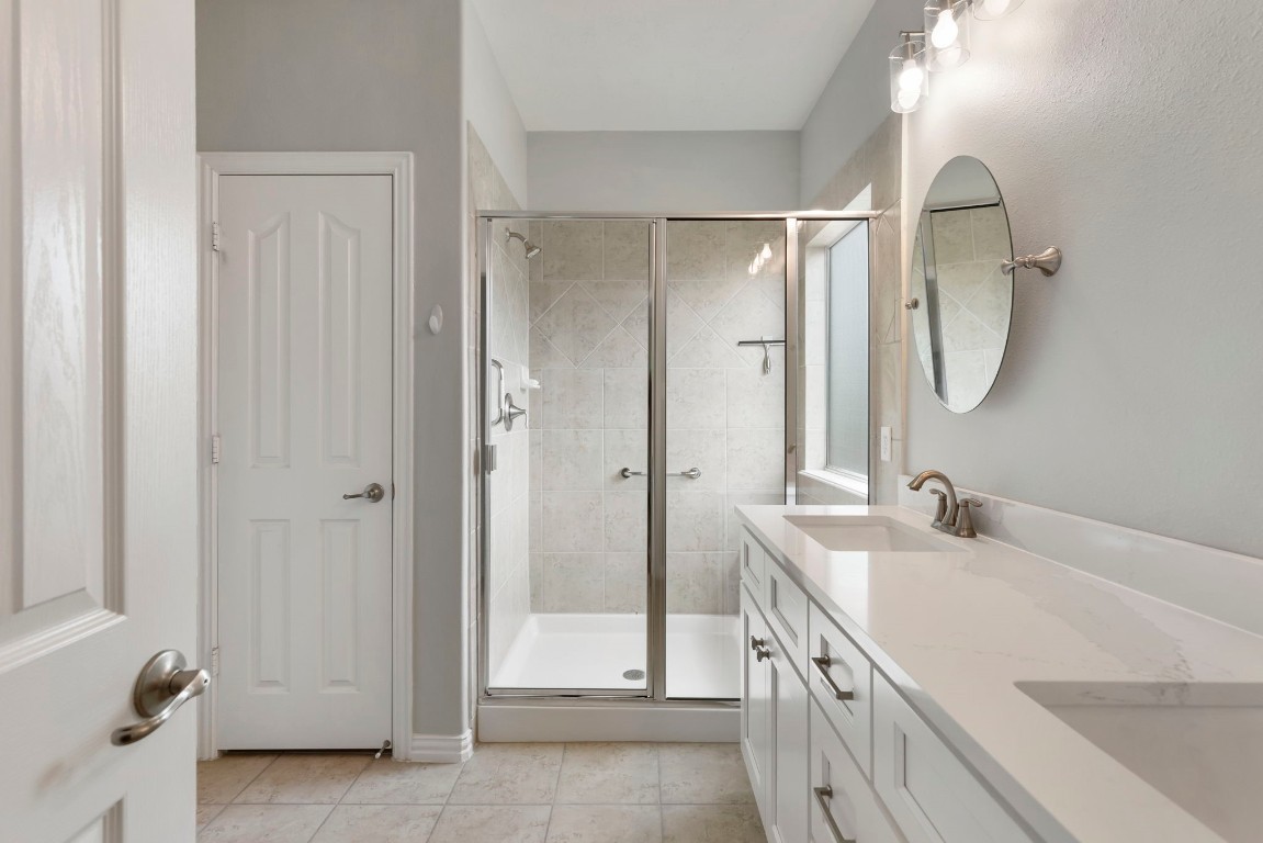3214 Clover Trace Drive Spring, TX 77386 - Photo 25 of 48 a bathroom with a double vanity sink mirror and bathtub