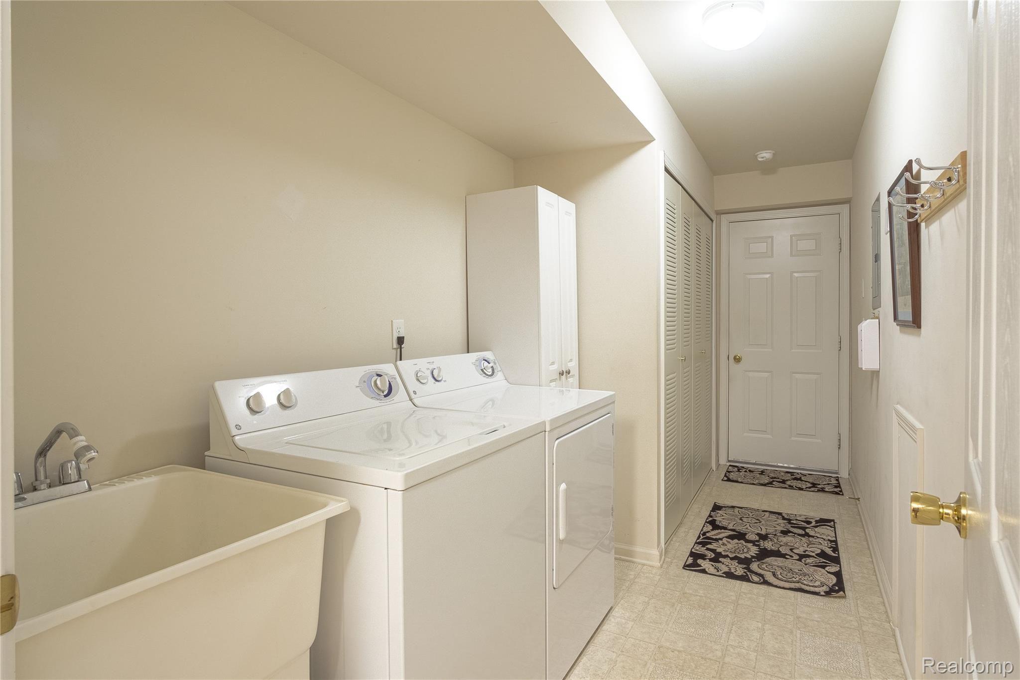3495 Tremonte Circle, Unit 211 Rochester, MI 48306 - Photo 15 of 37 Interiors (11 of 24).jpg