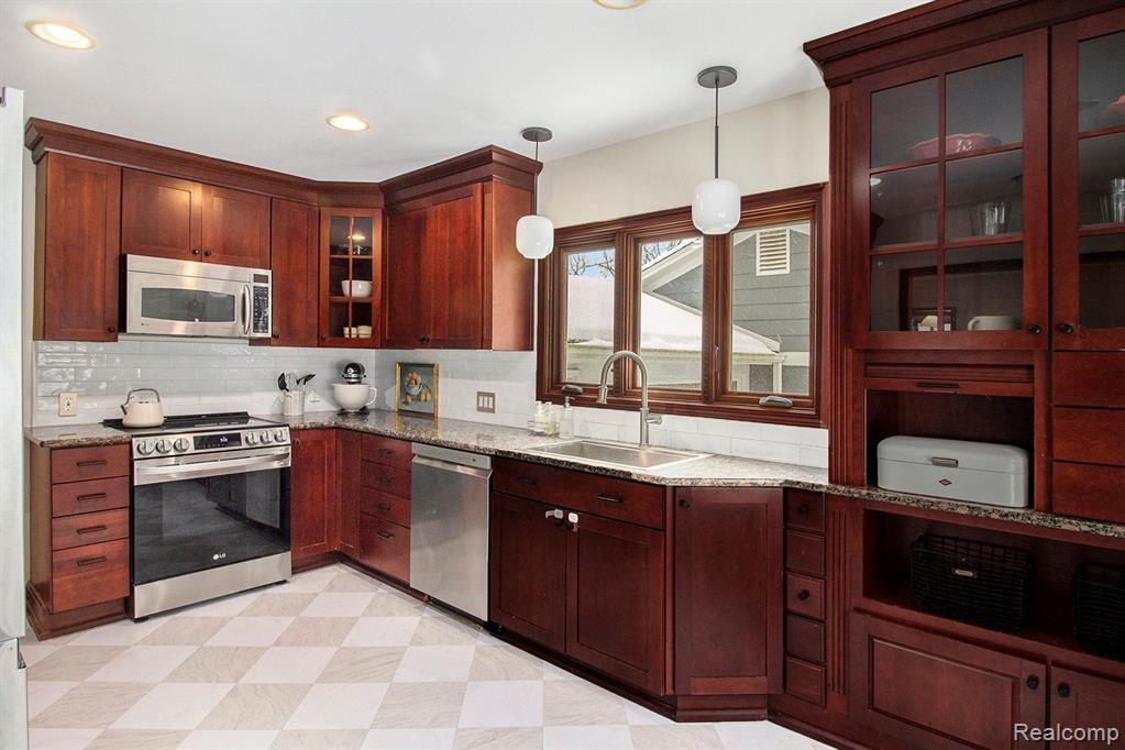 4275 Fenton Road Hartland, MI 48353 - Photo 7 of 32 Gallery Image 7