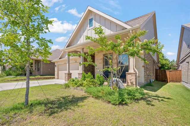 a view of a house with a yard and plants