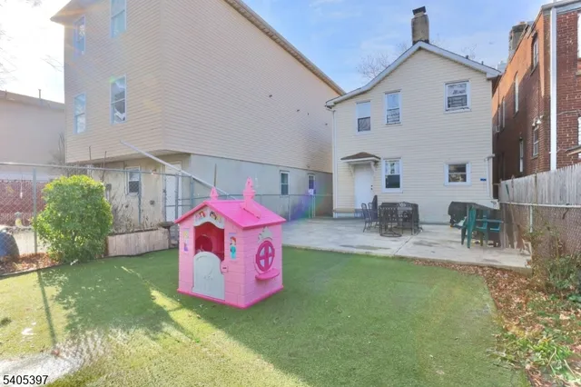 a view of backyard of the house