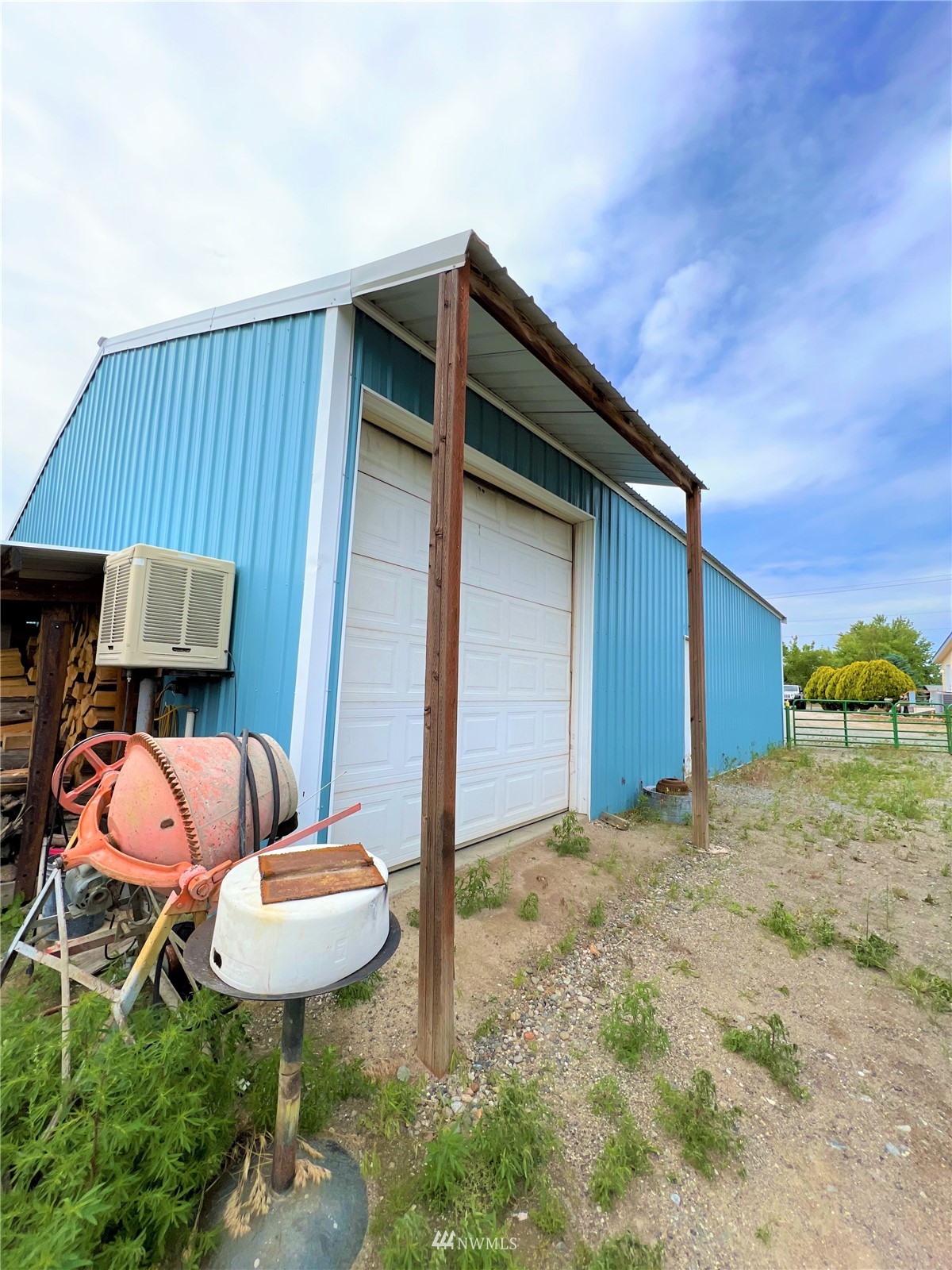 138 Miller Road Omak, WA 98841 - Photo 39 of 39 a backyard of a house with table and chairs