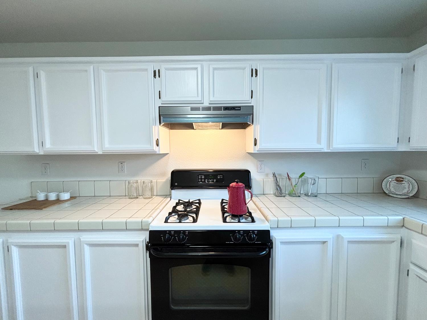 6813 Springridge Way Elk Grove, CA 95758 - Photo 9 of 26 a kitchen with appliances a stove and cabinets