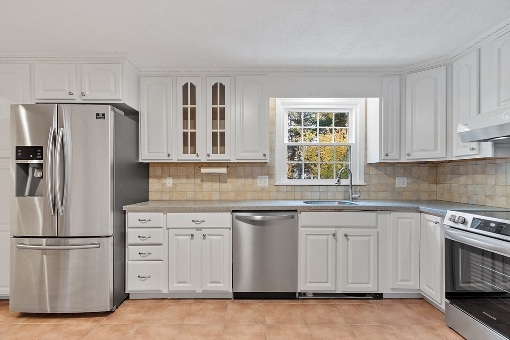 22 Selfridge Road Bedford, MA 01730 - Photo 9 of 27