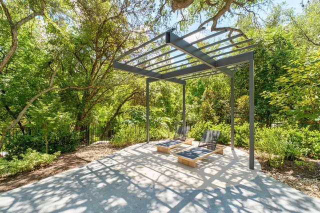 a view of an outdoor space