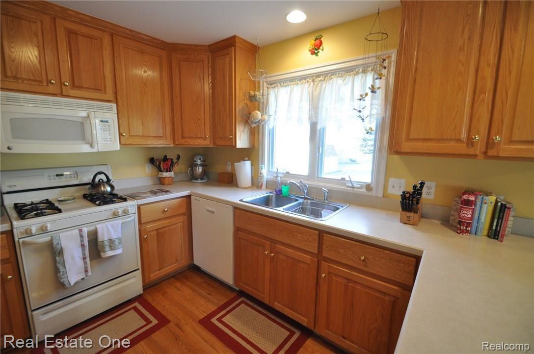 1198 Grace Avenue Rochester, MI 48309 - Photo 9 of 36 9.JPG