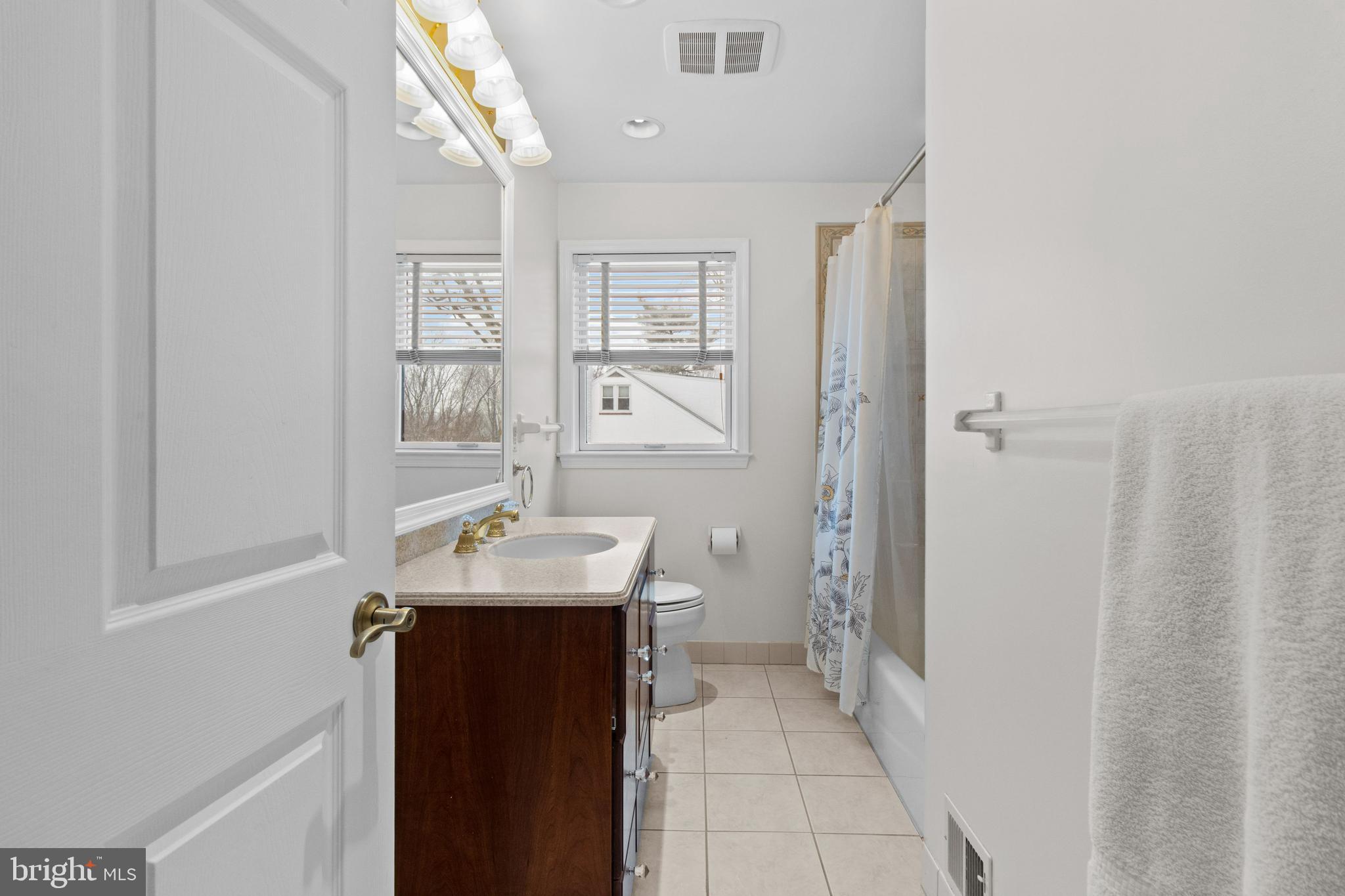 143 Ridgefield Road Newtown Square, PA 19073 - Photo 20 of 42 Upgraded full hallway bath