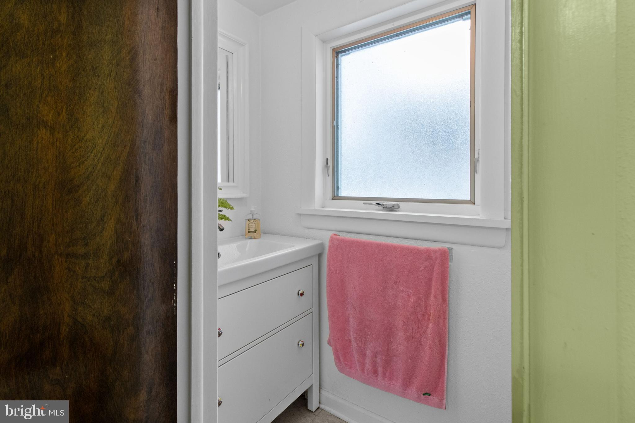 143 Ridgefield Road Newtown Square, PA 19073 - Photo 23 of 42 Lower level powder room.