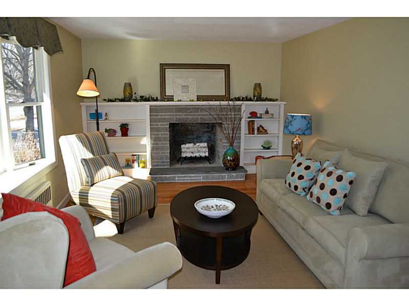 375 New Meadow Road Barrington, RI 02806 - Photo 10 of 16 Living Room.