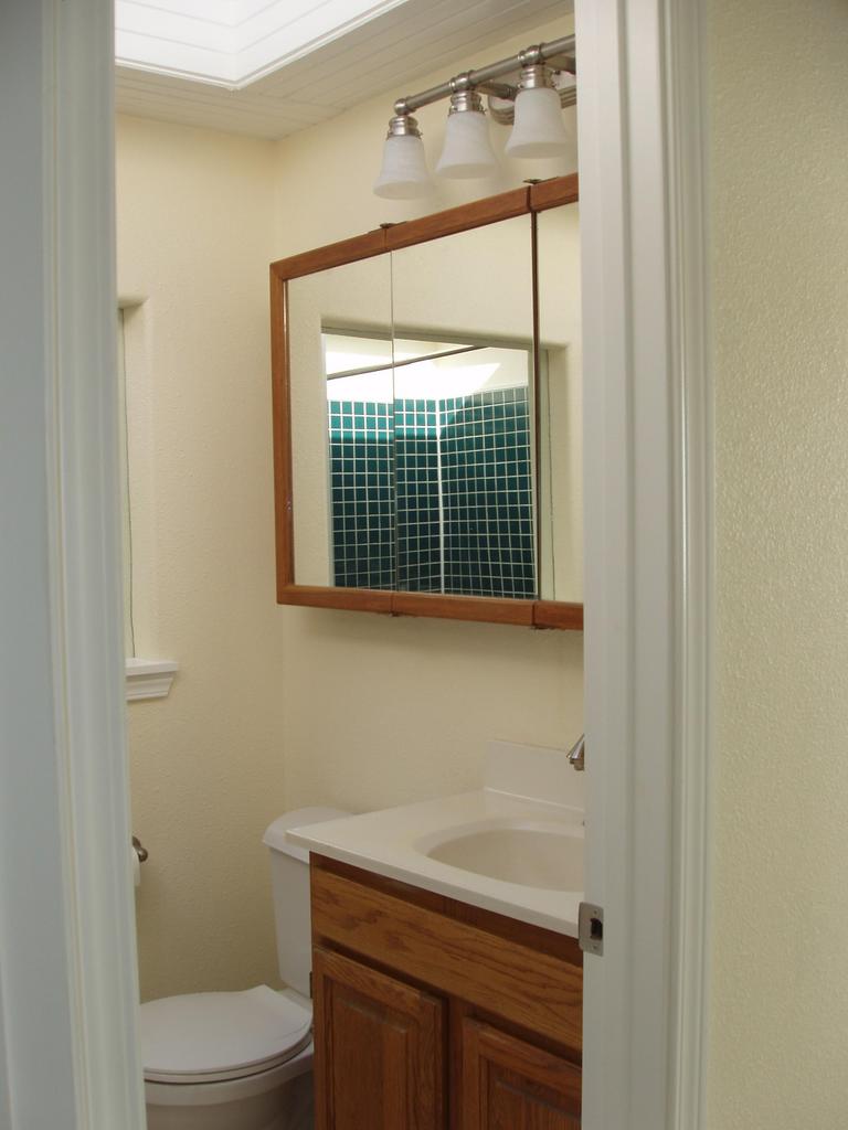 14840 Summitview Ext Road Yakima, WA 98908 - Photo 16 of 19 a bathroom with a toilet a sink and window