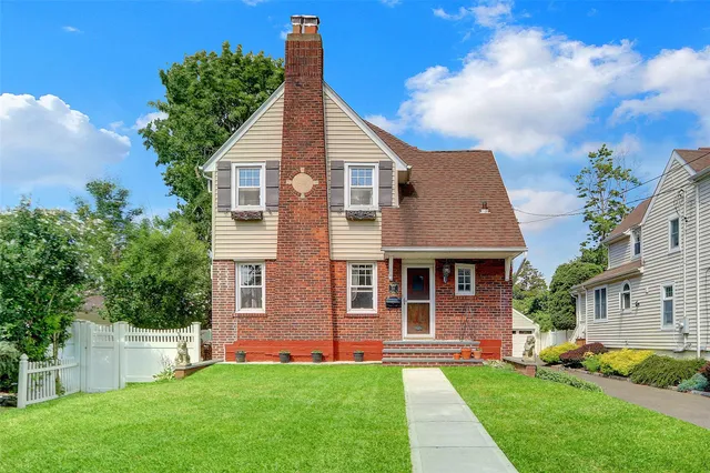 a view of a yard in front of house