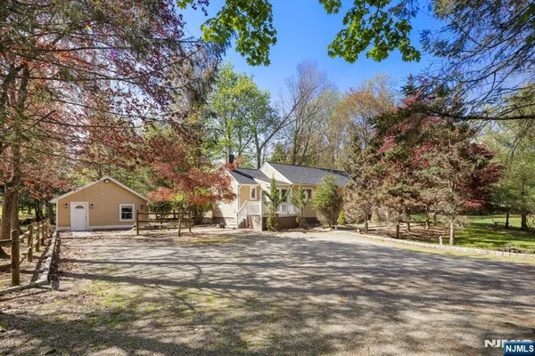 $889,000 | 10 Old Stone Church Road, Upper Saddle River, NJ 07458