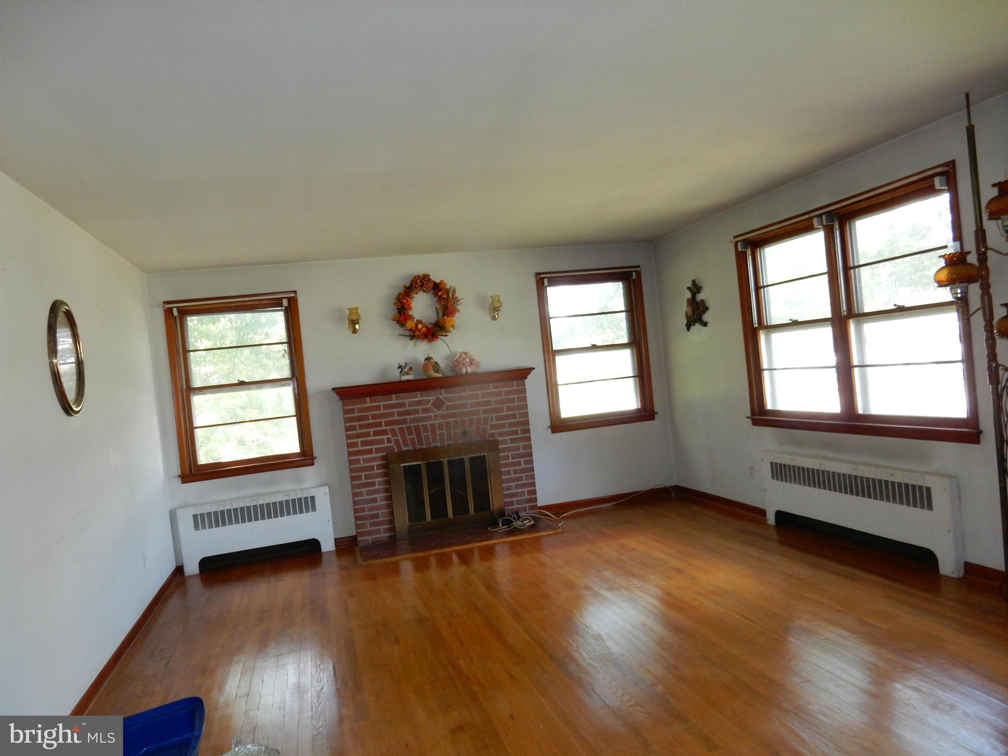 2445 Holly Neck Road Baltimore, MD 21221 - Photo 3 of 18 Living Room