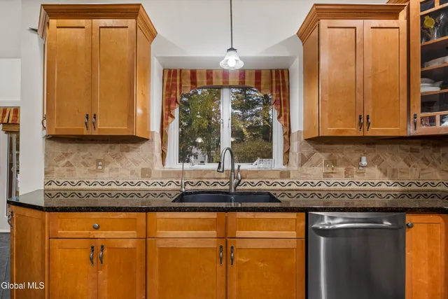 $749,900 | 2027 Dobie Lane, Guilderland, NY 12303