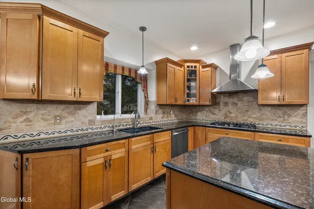 $749,900 | 2027 Dobie Lane, Guilderland, NY 12303