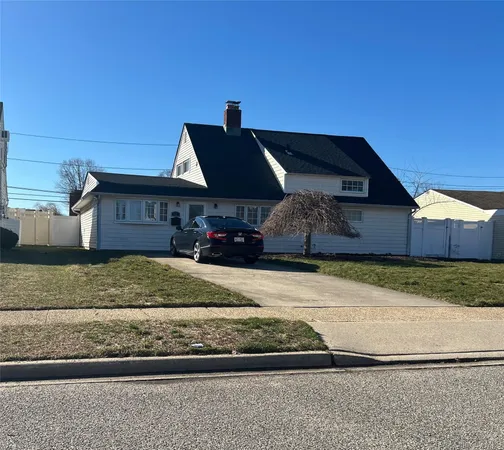 $770,000 | 12 Wisteria Lane, Wantagh, NY 11793