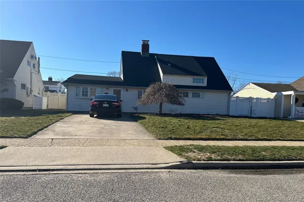 $770,000 | 12 Wisteria Lane, Wantagh, NY 11793