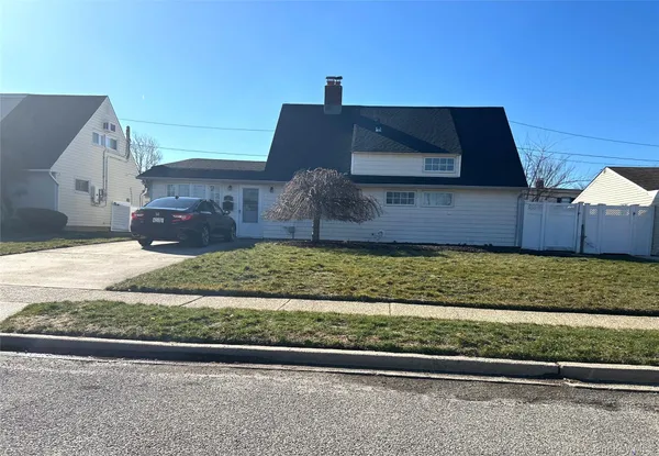 $770,000 | 12 Wisteria Lane, Wantagh, NY 11793