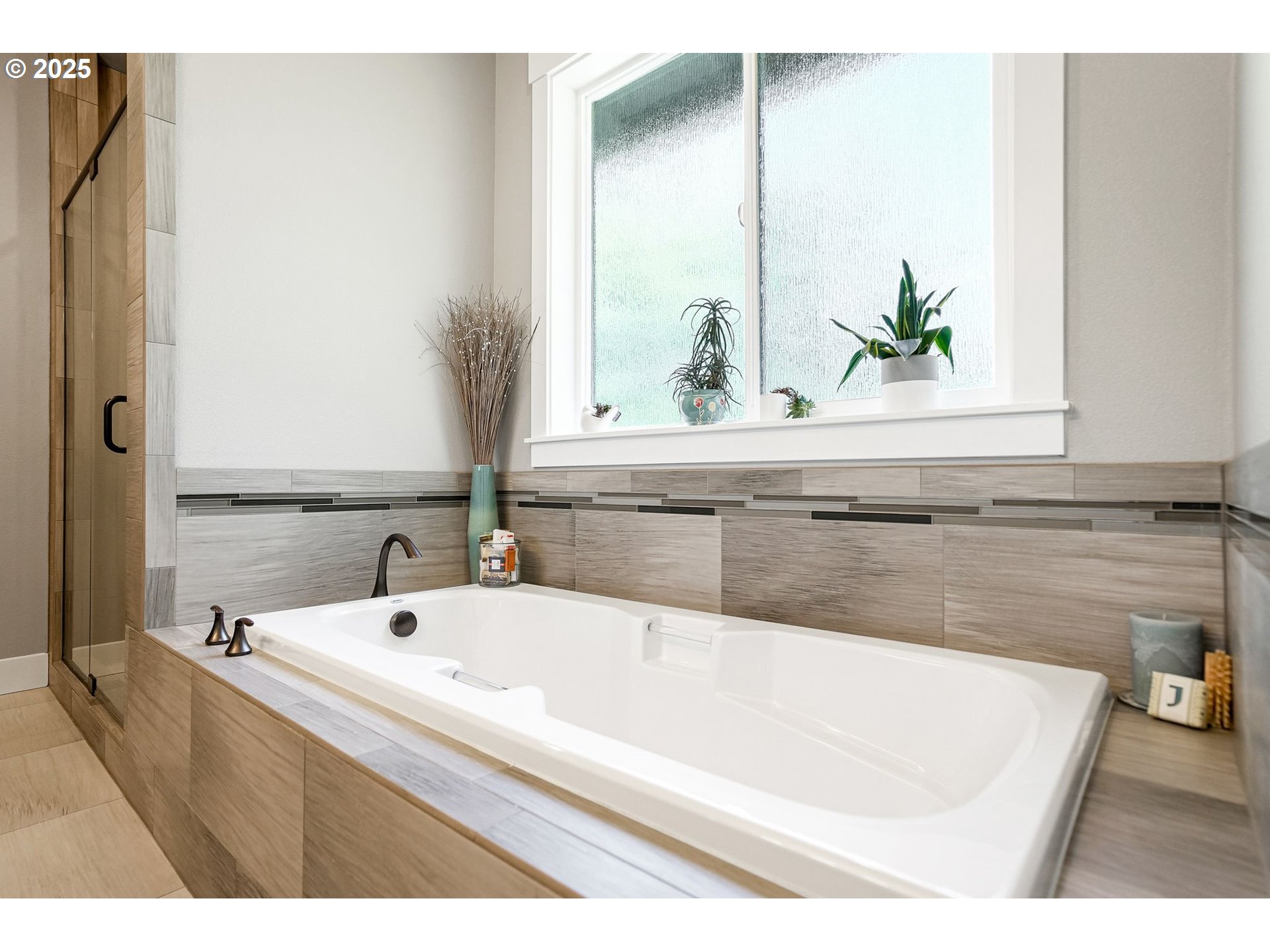 6300 Corvallis Road Independence, OR 97351 - Photo 24 of 48 a white bath tub sitting next to a window