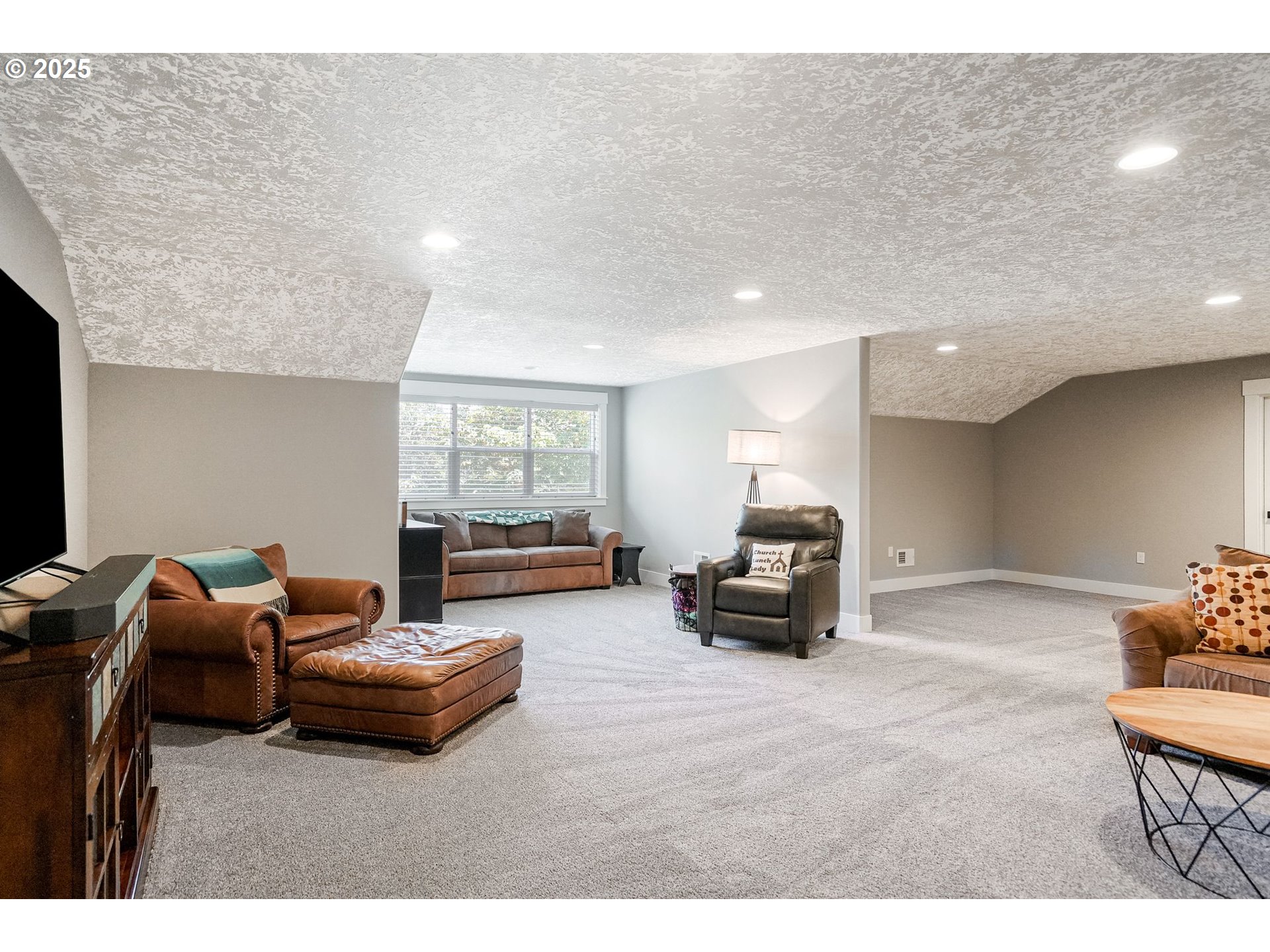 6300 Corvallis Road Independence, OR 97351 - Photo 35 of 48 a living room with furniture and a couch