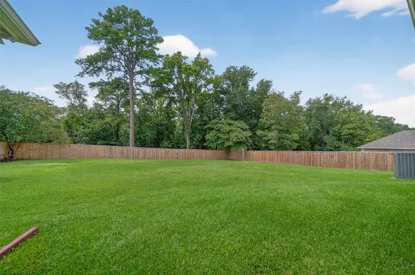a view of a back yard