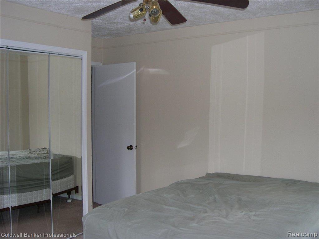 2760 Hickory Lawn Road Rochester, MI 48307 - Photo 9 of 15 Ceiling Fan in Master Bedroom.JP