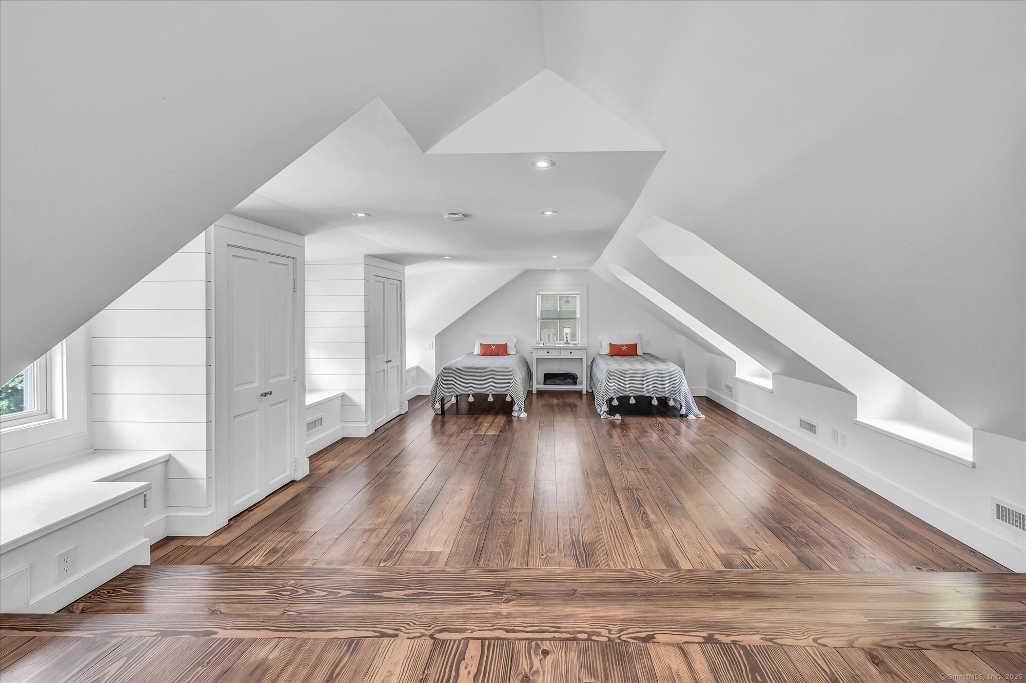 188 Wolf Neck Road Stonington, CT 06378 - Photo 36 of 40 a living room with furniture and a table