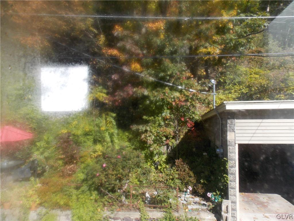 86 Broadway Jim Thorpe, PA 18229 - Photo 3 of 17 a backyard of a house
