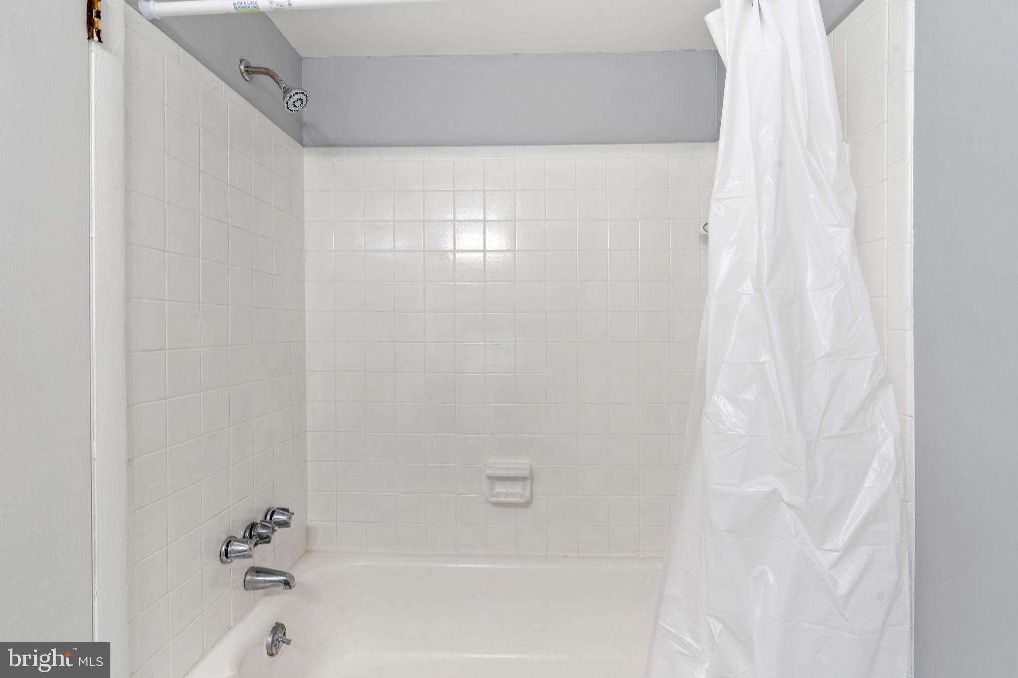 814 South Avenue, Unit J6 Secane, PA 19018 - Photo 8 of 15 a bathroom with a bathtub