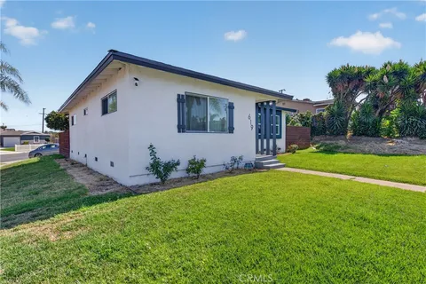 a front view of house with yard and garage