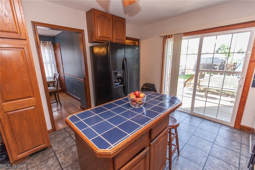 7922 Spring Garden Road Cleveland, OH 44129 - Photo 15 of 35
