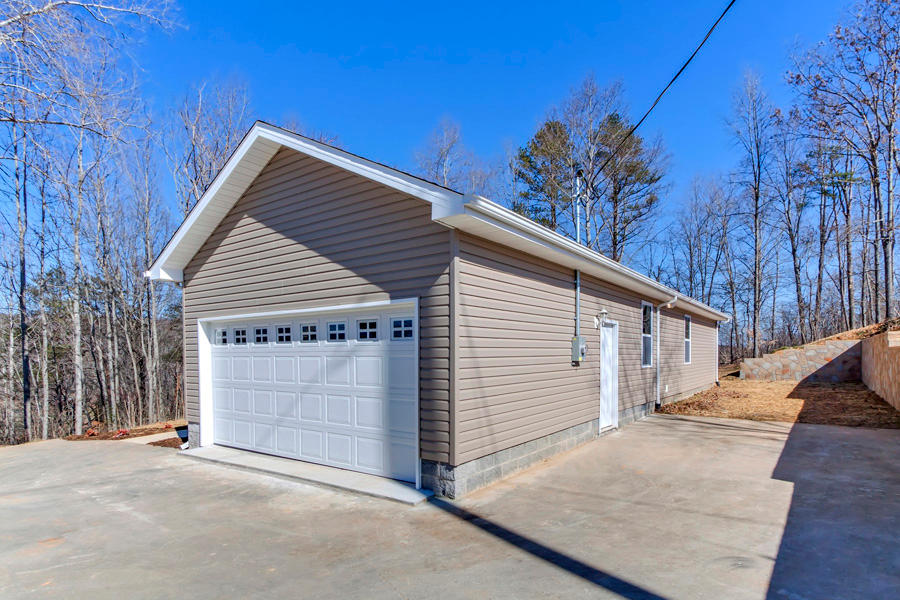 313 Cumberland View Road Clinton, TN 37716 - Photo 5 of 31 GarageSide