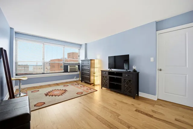 $425,000 | 2930 North Sheridan Road, Unit 1912, Chicago, IL 60657