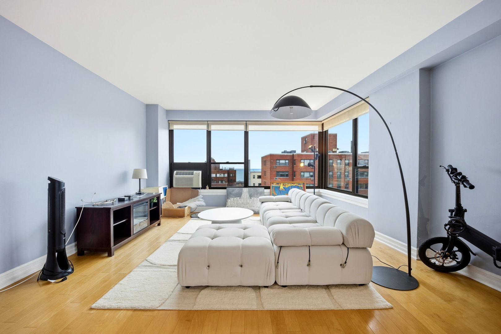 2930 North Sheridan Road, Unit 1912 Chicago, IL 60657 - Photo 3 of 25 a living room with furniture bathtub and a window