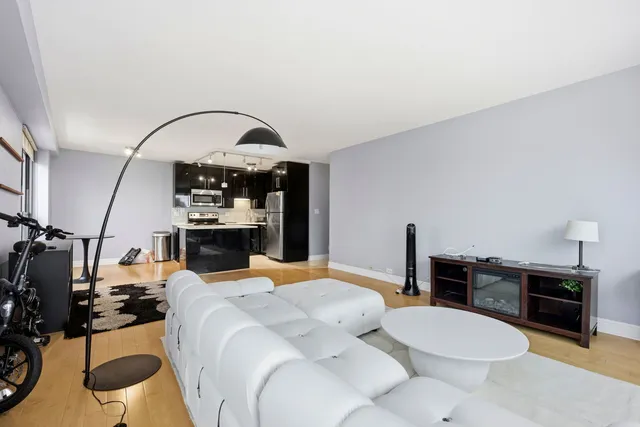 $425,000 | 2930 North Sheridan Road, Unit 1912, Chicago, IL 60657