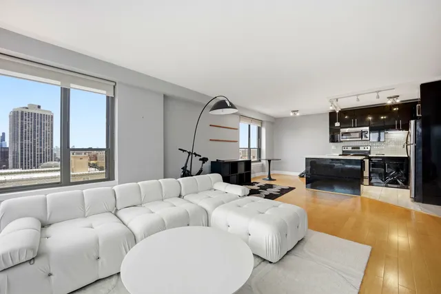 $425,000 | 2930 North Sheridan Road, Unit 1912, Chicago, IL 60657