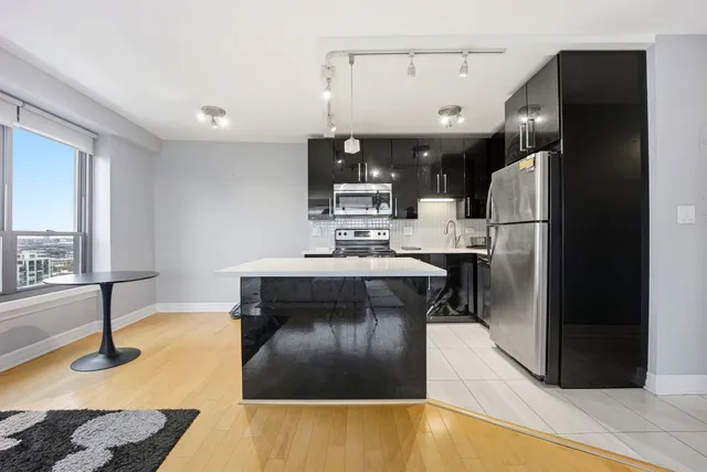 $425,000 | 2930 North Sheridan Road, Unit 1912, Chicago, IL 60657