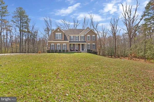 a view of a yard in front of the house