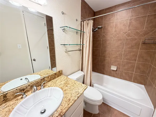 $159,500 | 4515 Briar Hollow Place, Unit 315, Houston, TX 77027