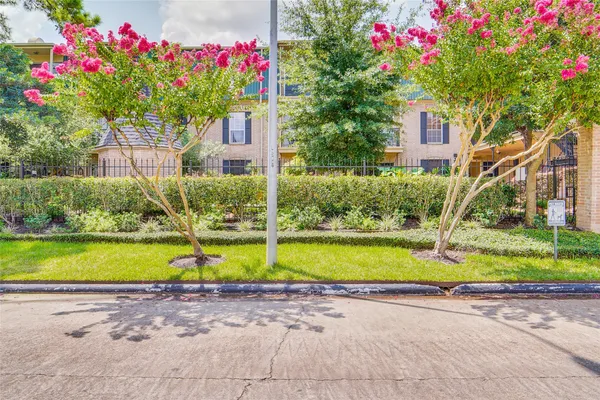 $159,500 | 4515 Briar Hollow Place, Unit 315, Houston, TX 77027