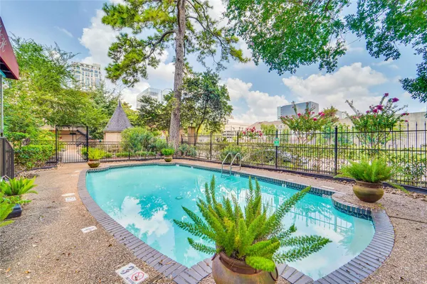 $159,500 | 4515 Briar Hollow Place, Unit 315, Houston, TX 77027
