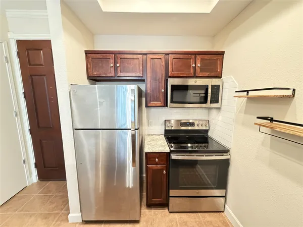 $159,500 | 4515 Briar Hollow Place, Unit 315, Houston, TX 77027