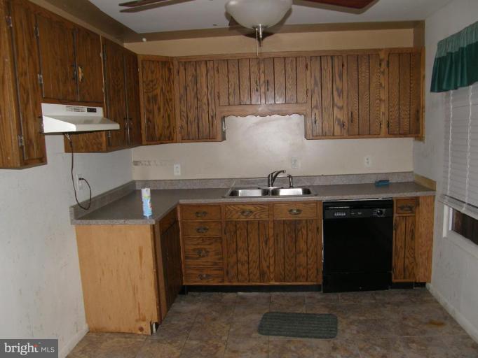 11702 Old Rte 16 Waynesboro, PA 17268 - Photo 5 of 15 Kitchen