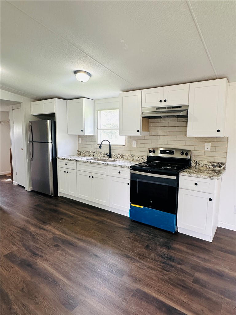 134 Arabian Way Anderson, SC 29626 - Photo 10 of 23 This newly renovated kitchen features sleek appliances and ample counter space for culinary endeavors.