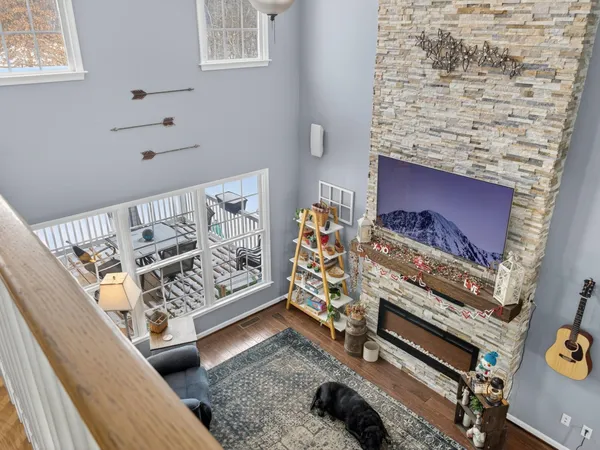 a view of a livingroom with furniture