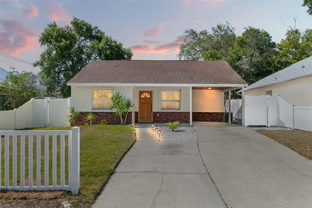 $2,100 | 439 East Boyer Street, Tarpon Springs, FL 34689
