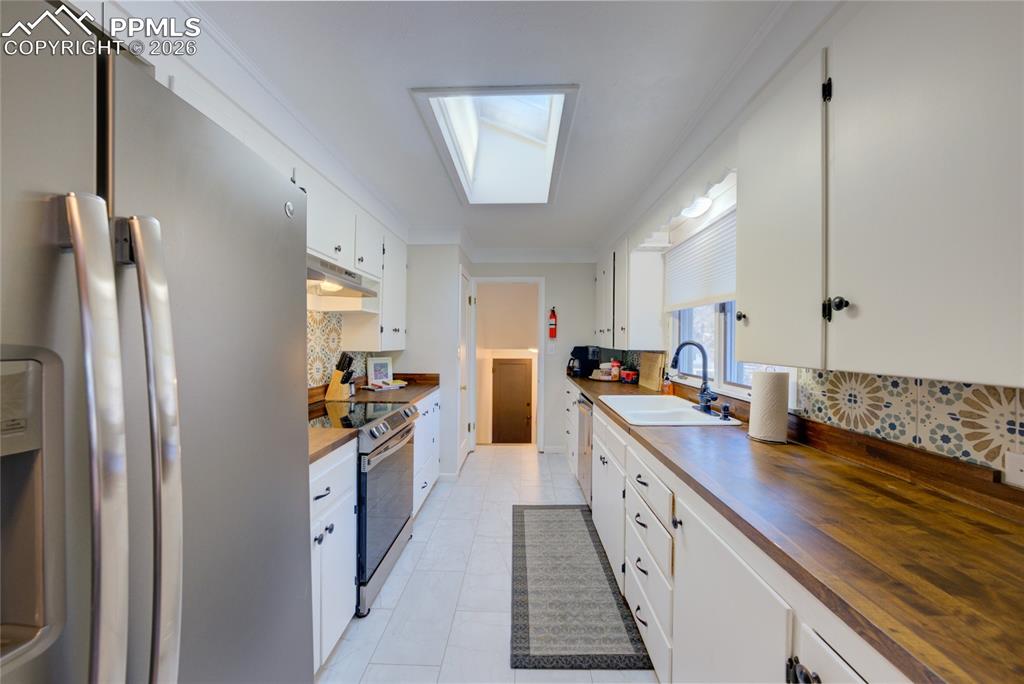5835 Carnia Road Cascade, CO 80809 - Photo 11 of 31 a kitchen with stainless steel appliances granite countertop a refrigerator a stove and a sink