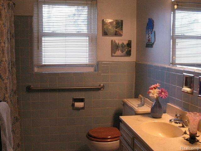 320 Lothrop Road Grosse Pointe, MI 48236 - Photo 7 of 9 320 Lothrop Bath