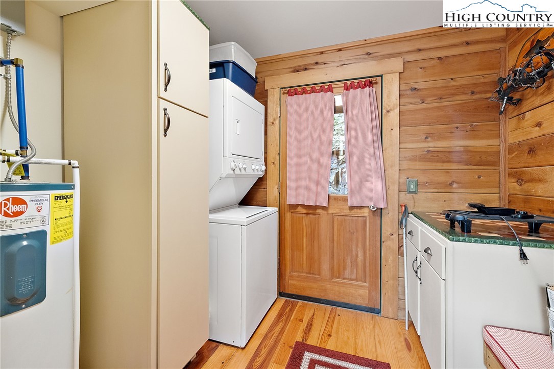 320 Timber Ridge Road Sugar Mountain, NC 28604 - Photo 26 of 30 a kitchen with a refrigerator and a stove